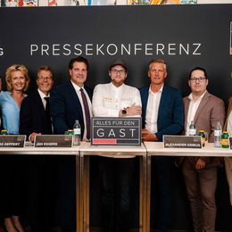 Das Podium bei der Pressekonferenz in der Hofburg