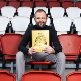 Fritz Gampelhuber mit seinem neuen Kochbuch