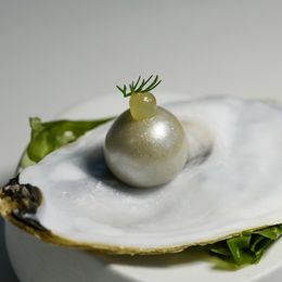Auster mit sphärischer Perle