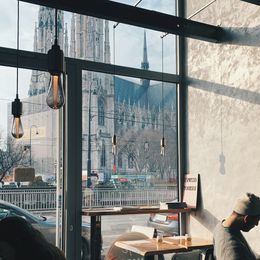 © Anastassiya Redko / Unsplash Kaffee mit Blick auf die Votivkirche
