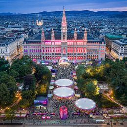 Gastro-Stände und Public Viewing am Rathausplatz