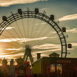 © Wiener Riesenrad In einem der historischen Waggons das Panorama über Wien genießen