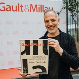 © Hannes Winkler/www.goodlifecrew.com Yotam Ottolenghi mit der Urkunde
