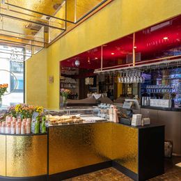 Vitrine und Bar im Cafetschi