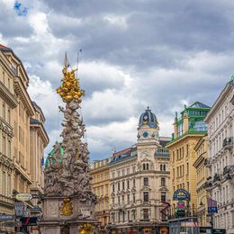 Das Lokal liegt nur wenige Schritte von der Pestsäule entfernt.