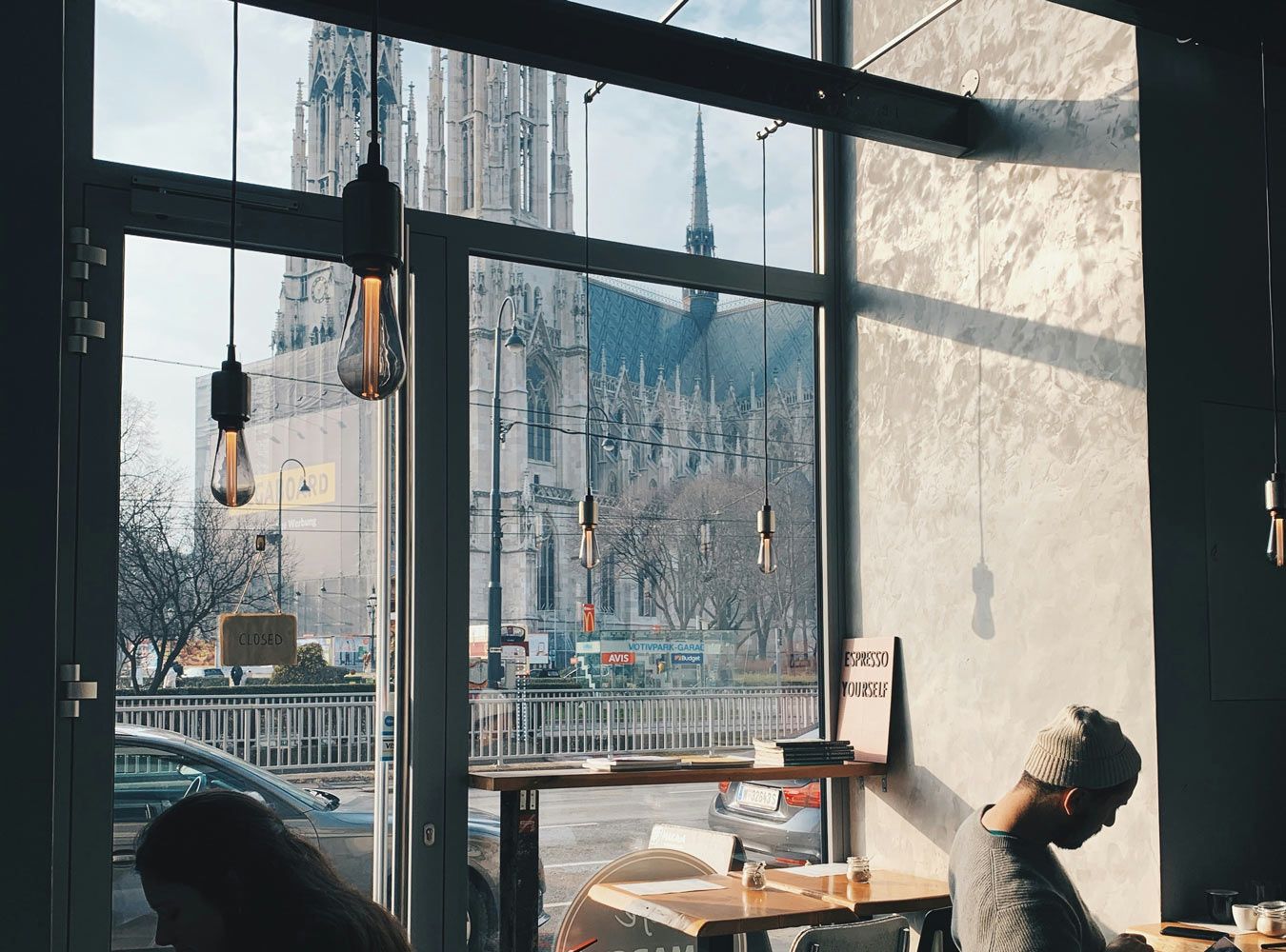 © Anastassiya Redko / Unsplash Kaffee mit Blick auf die Votivkirche