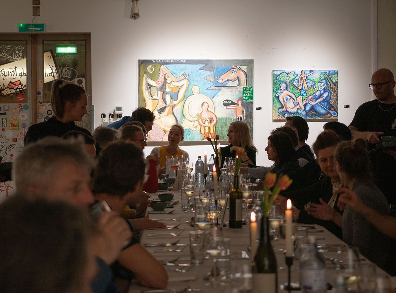 © Kunst ab Hinterhof Gemeinsam anstoßen bei Kunst und guter Gesellschaft