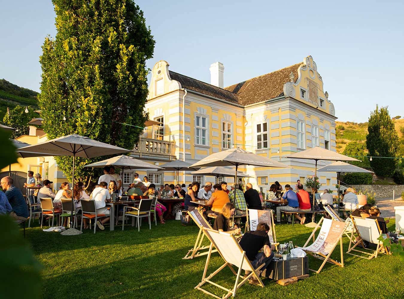 Heurigengenuss vor dem barocken Kellerschlössel