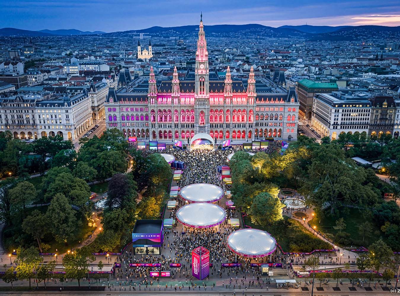 Gastro-Stände und Public Viewing am Rathausplatz