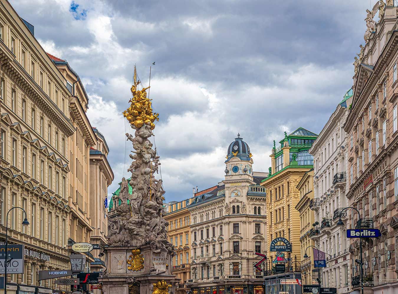 Das Lokal liegt nur wenige Schritte von der Pestsäule entfernt.