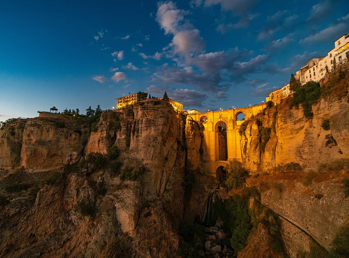 © Valeriano G. / Unsplash Die Puente Nuevo ist das Wahrzeichen von Ronda