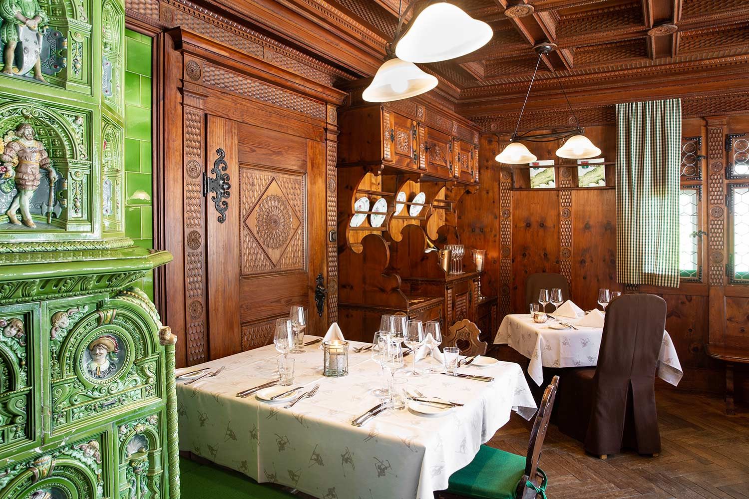 WEST Werbeagentur / Alexandra Genewein Prachtvoller Kachelofen in der Stube