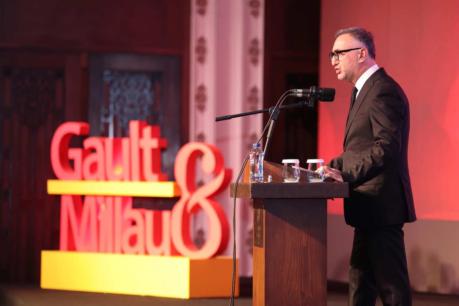 Gökmen Sözen prästentiert den Guide 2026