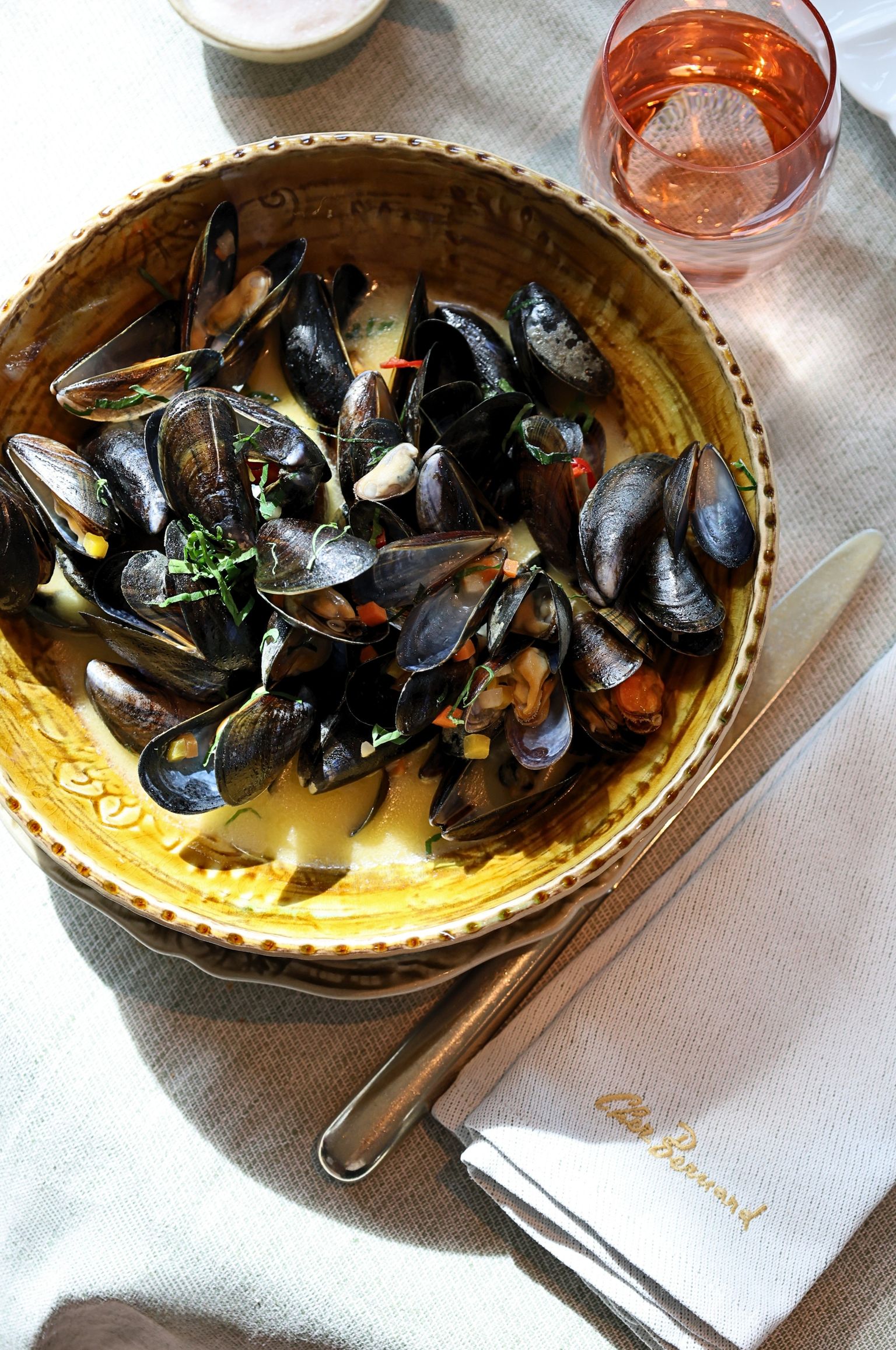 Chez Bernard Restaurant er Bar