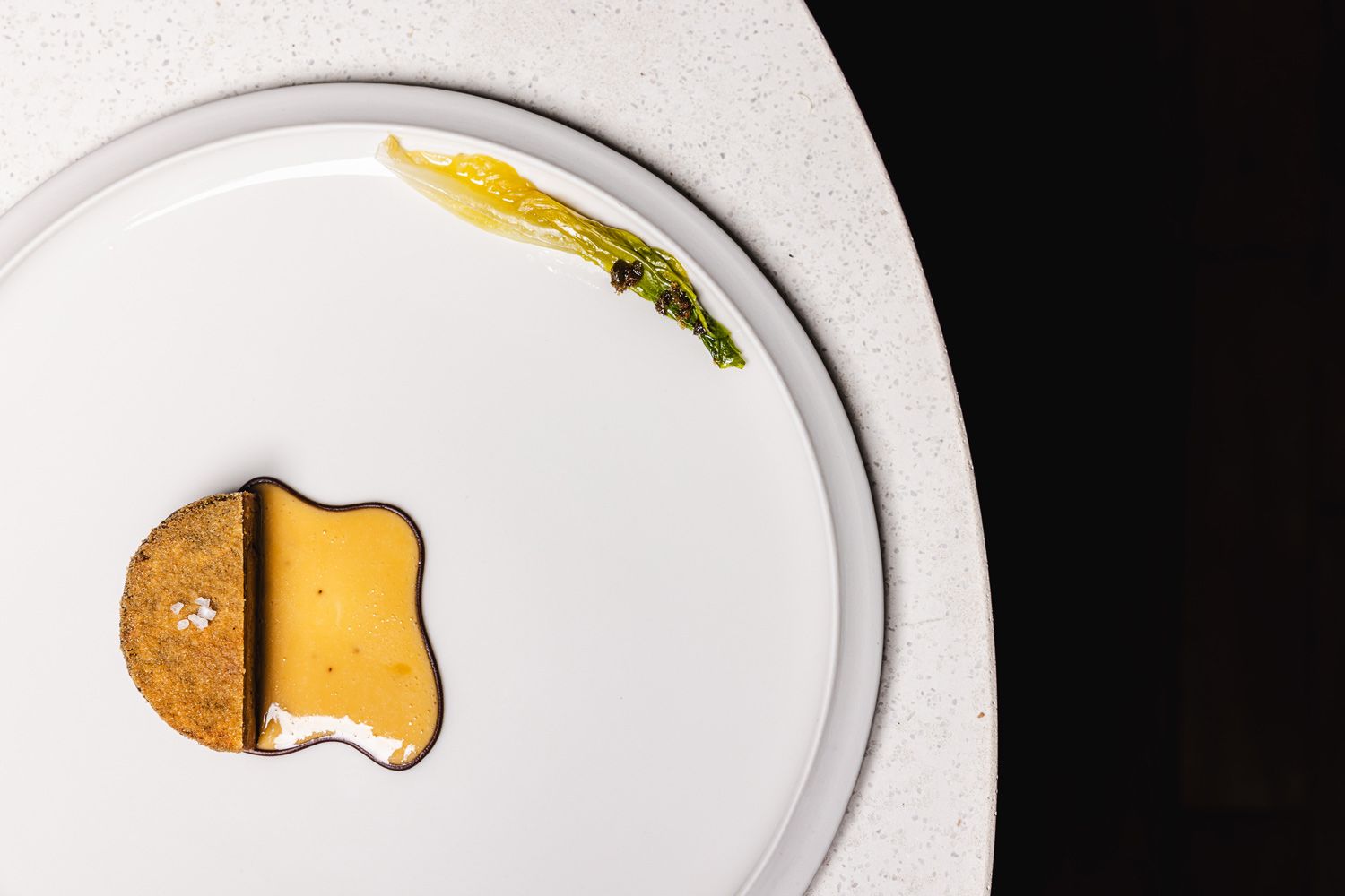 Gebackener Sellerie mit lätschertem Salat
