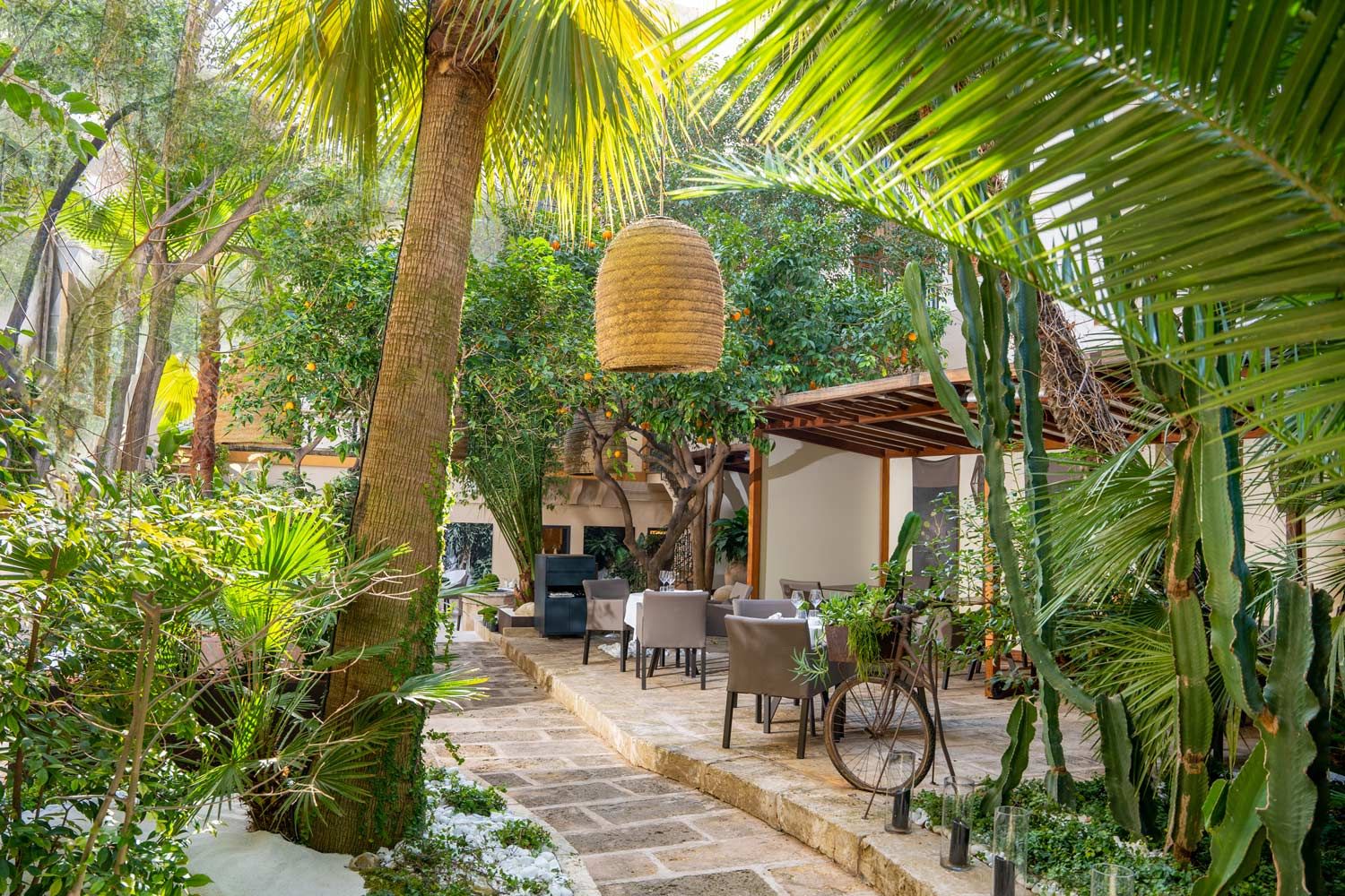 Natxo Bassols Innenhof & Idyll im Restaurant Fera