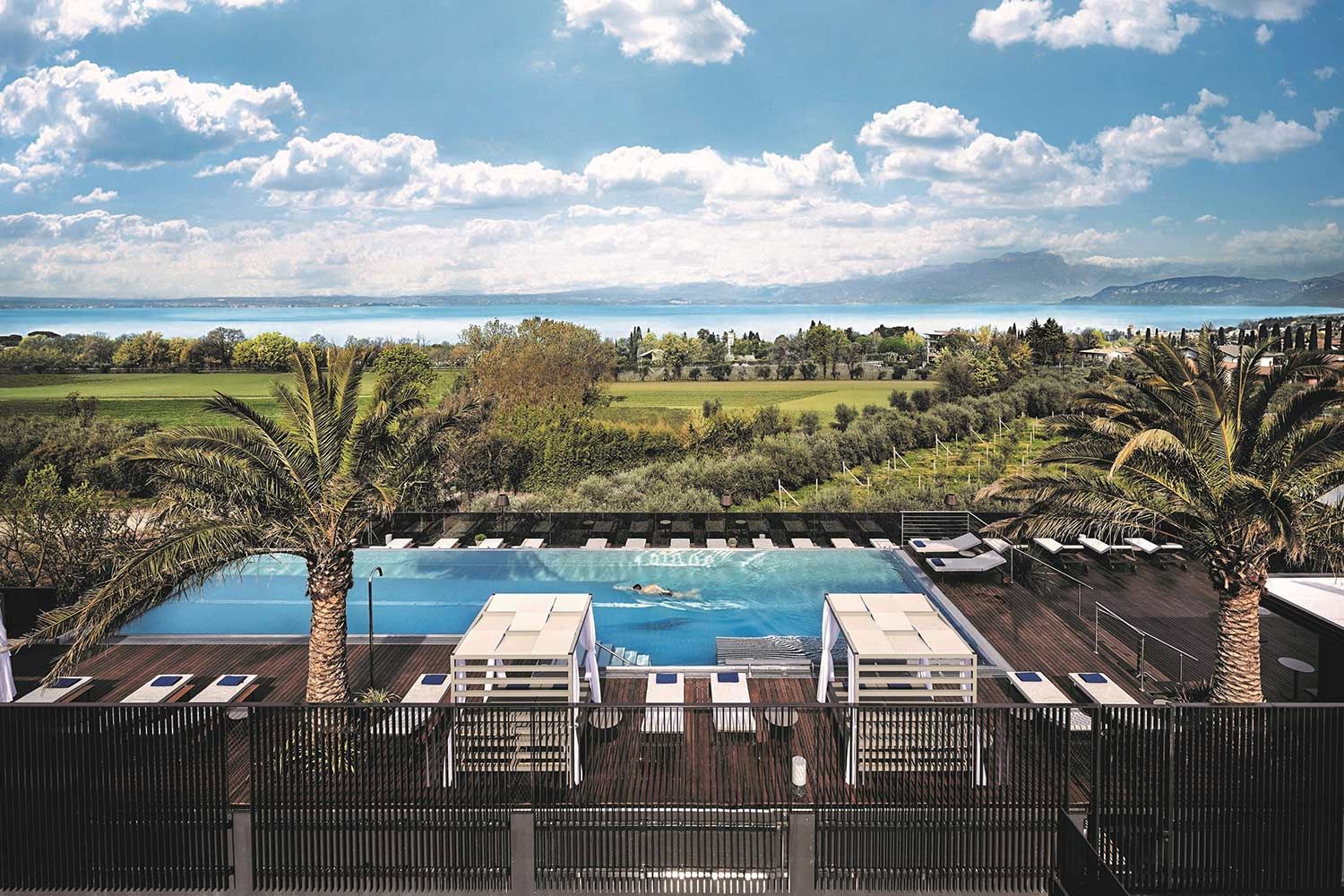 Rooftop Pool mit Blick auf den Gardasee