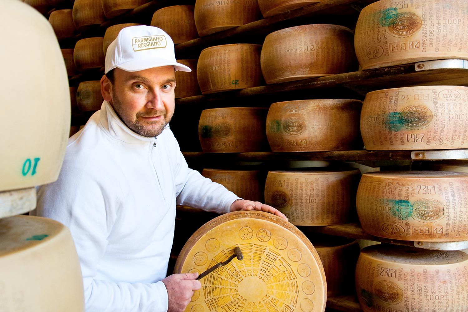 Bevor Parmesan in den Verkauf kommt, wird er streng kontrolliert.