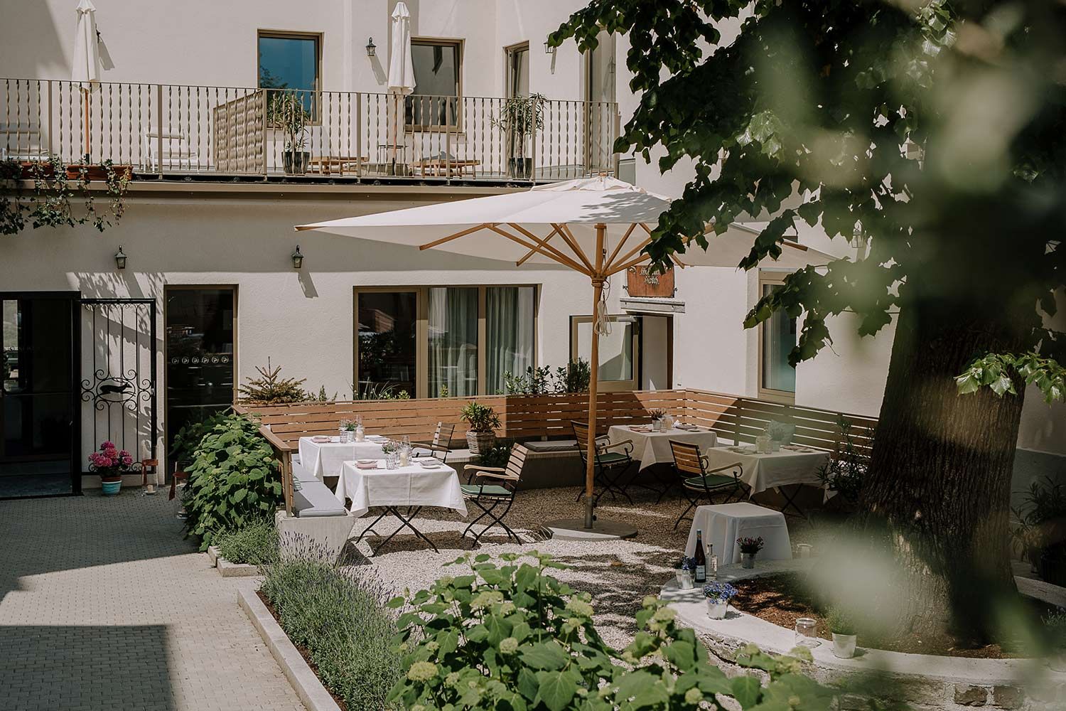 Ruhiger Gastgarten