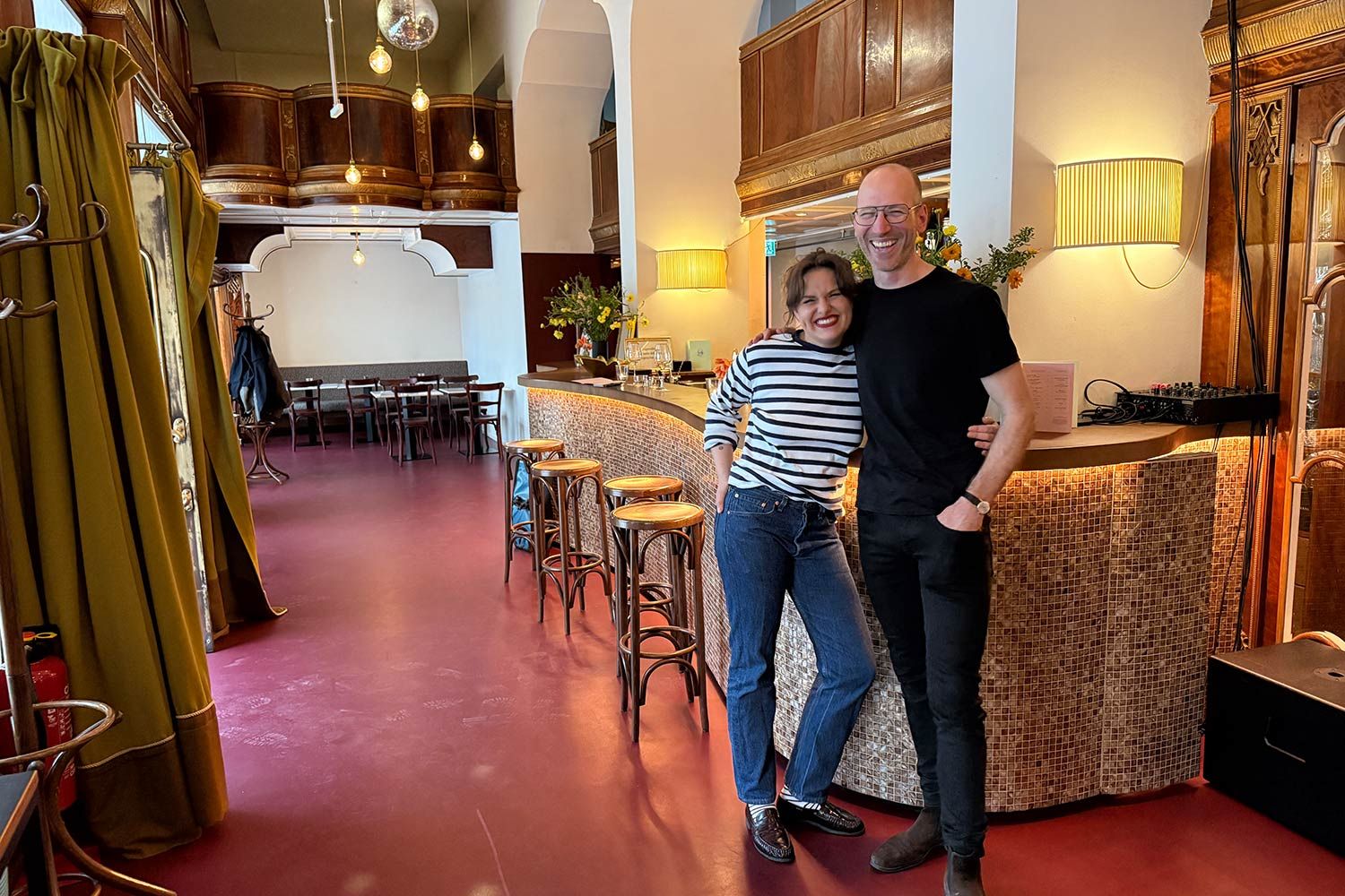 Mila und Simon vor der Eröffnung