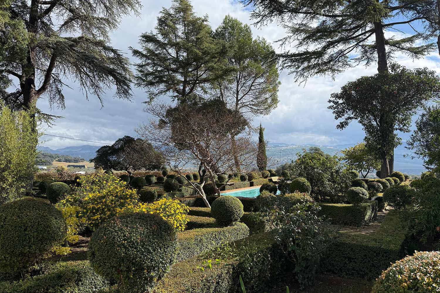 Bernhard Degen Garten der Bodega F. Schatz mit Ronda im Hintergrund