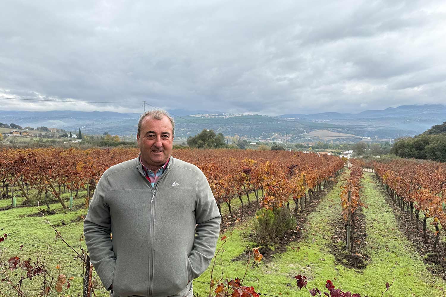 Bernhard Degen Friedrich Schatz vor seinem Weingarten mit Blick auf Ronda