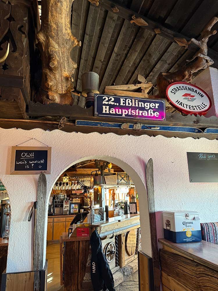 Blick in die urige Onkel Willys Hütte