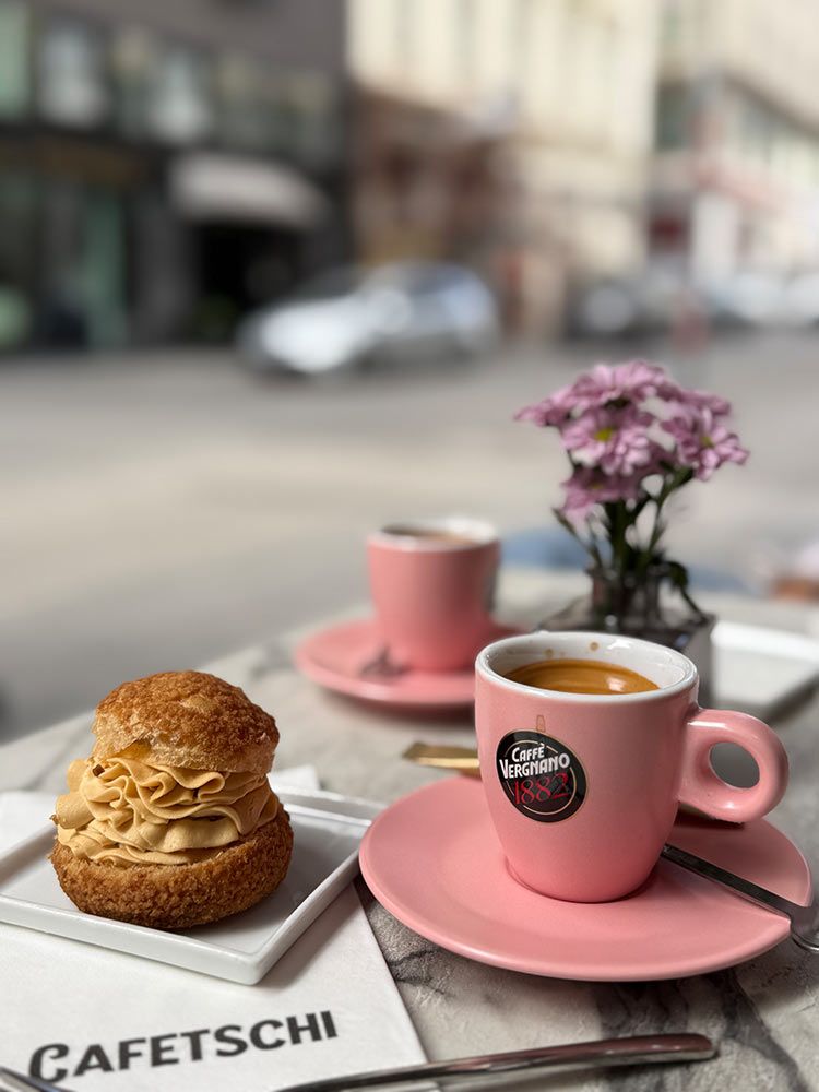 Ein Kaffeetschi im Schanigarten