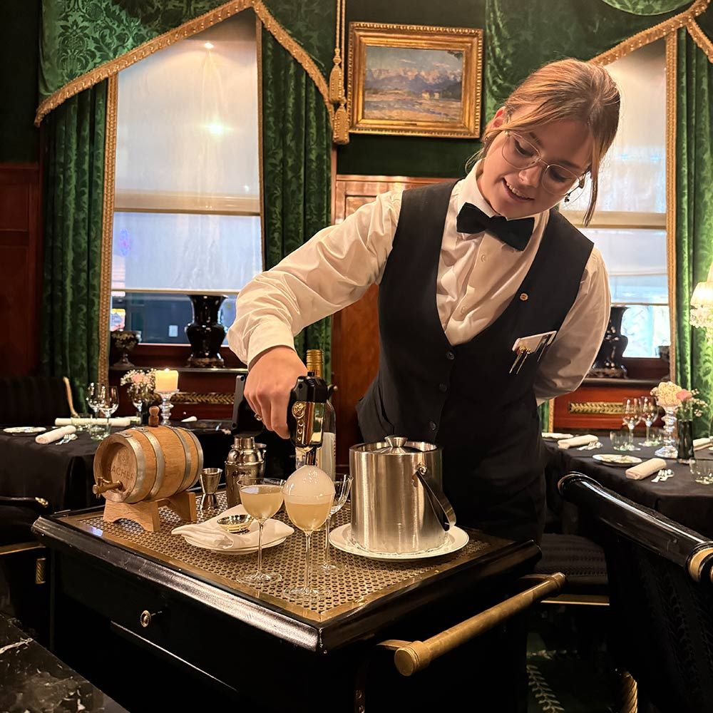 Bernhard Degen Leonie Lamprecht bereitet den Aperitif am Tisch gekonnt zu