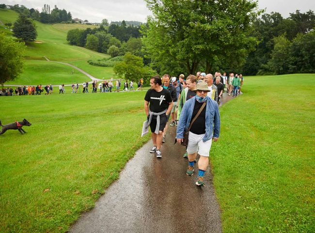 © Barbara Ster Spitzenkoch Ciccio Sultano führt die Wandergruppe an