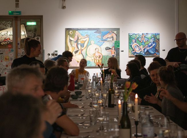 © Kunst ab Hinterhof Gemeinsam anstoßen bei Kunst und guter Gesellschaft