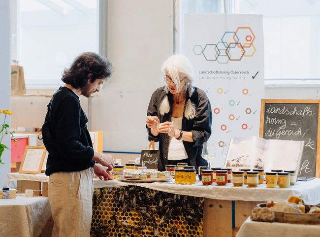 Frauen machen Handwerk in der Markterei