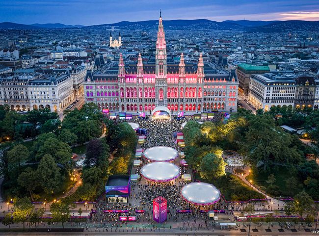 Gastro-Stände und Public Viewing am Rathausplatz
