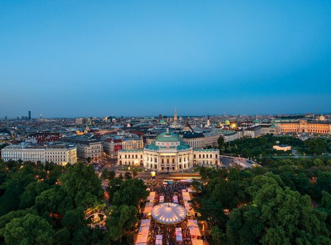 Gastro-Stände und Public Viewing am Rathausplatz