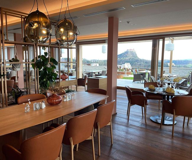 © Bernhard Degen Restaurant, Terrasse und die Riegersburg