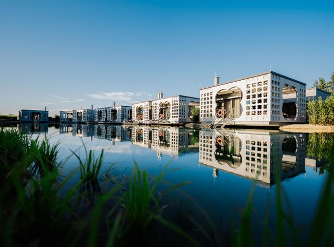 © Thermenresort Laa / Pflanzl Media Silent Villas direkt am Badeteich
