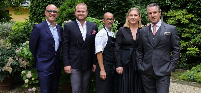 © Kate&Kon/Samuel Keller Federico Ceretto mit Konstantin Wolf, Enrico Crippa, Katharina Wolf und ihrem Ehemann Florian Wolf-Haidegger (v.l.n.r.)