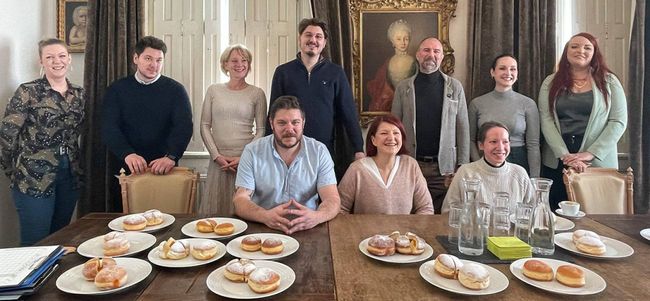 Peter Zinter, Christine Egger und Noemi Krondorfer (sitzend) und das Gault&Millau-Team 