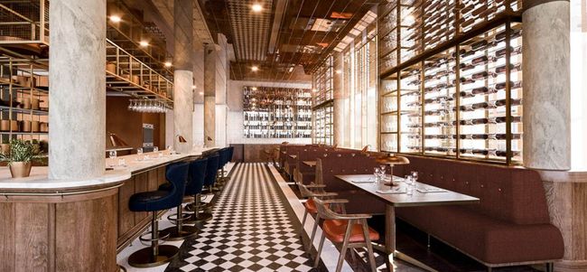 © Neue Hoheit Die Show Kitchen Area