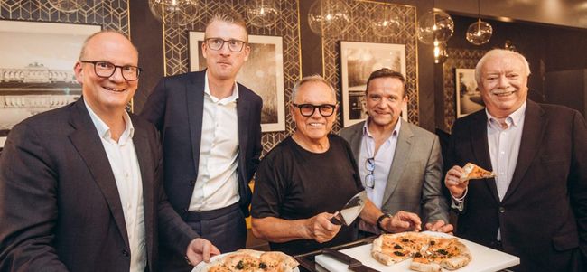 © Flughafen Wien / Mila Zytka Flughafen Wien-Vorstand Julian Jäger, SSP Continental Europe CEO Jeremy Fennell, Wolfgang Puck, Klaus Puck, Wiener Altbürgermeister Michael Häupl