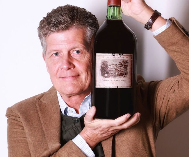 © Gault&Millau Karl Hohenlohe mit einer Doppelmagnum Lafite 1958