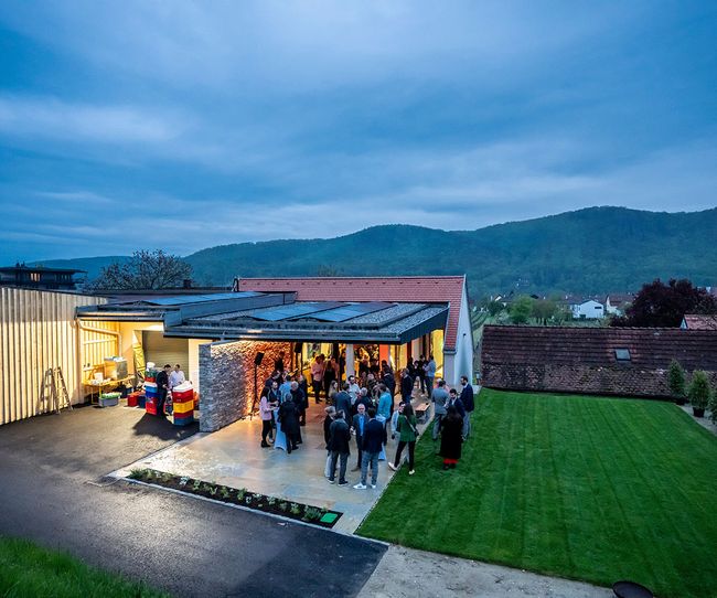 © Robert Herbst Blick auf die neue Terrasse des Weinguts Gattinger