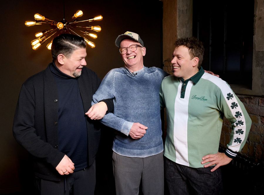 © RTL / Henning Kretschmer Tim Mälzer mit Helmut und Philip Rachinger