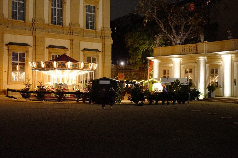 Vor dem Palais Liechtenstein