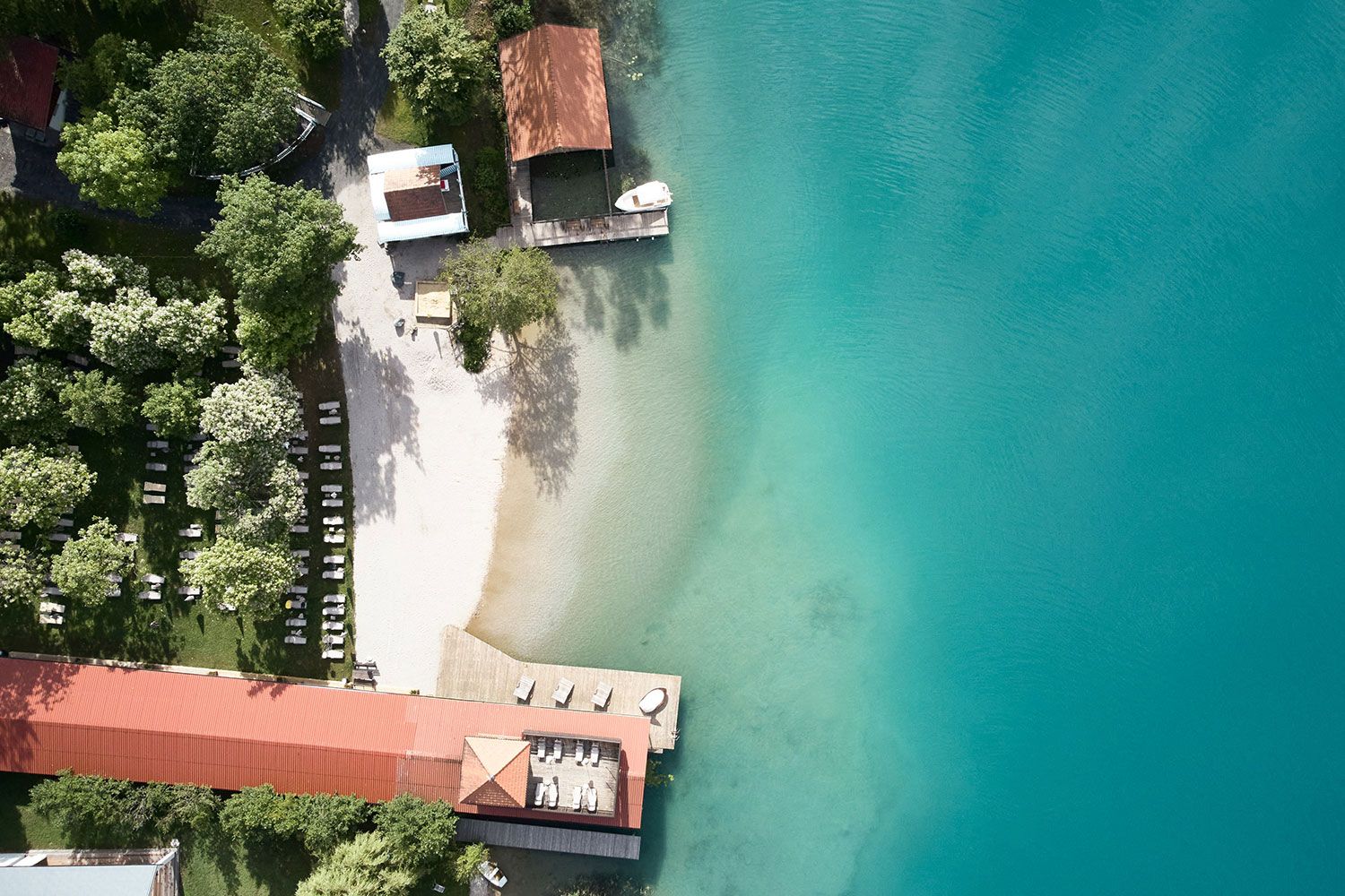 Hoteleigener Badestrand mit historischem Badehaus