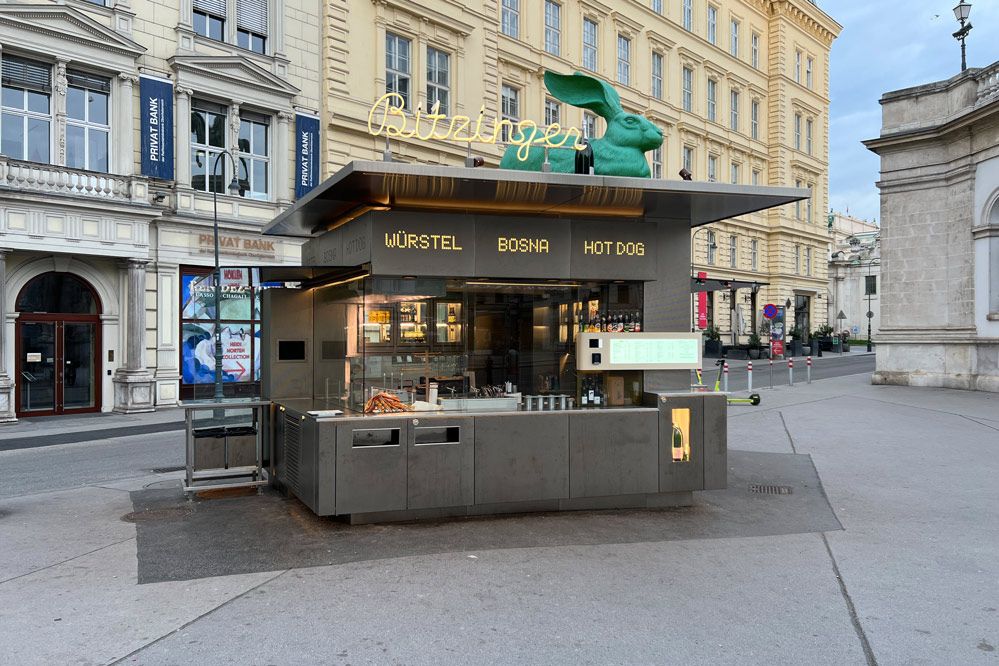 Standl vor der Albertina