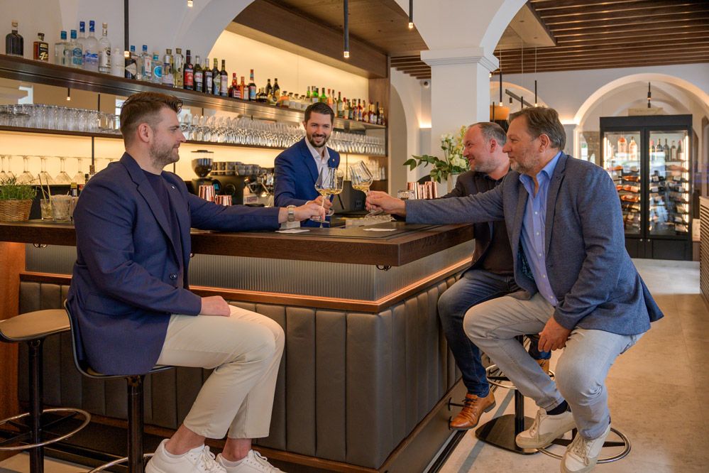 Auf die gelungene Zusammenarbeit (v. l. n. r.): Simon Wiesinger, Thomas Imlauer, Christoph Hundseder und Herbert Breckner
