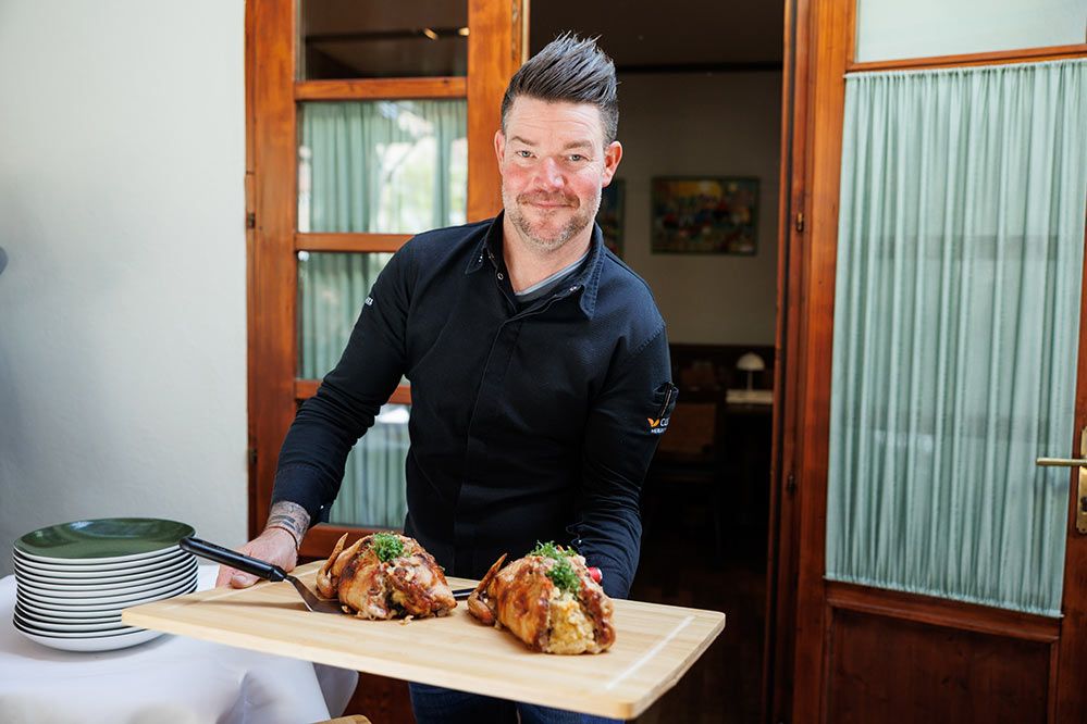 Oliver Wiegand präsentiert das Bauernhendl (siehe unten)