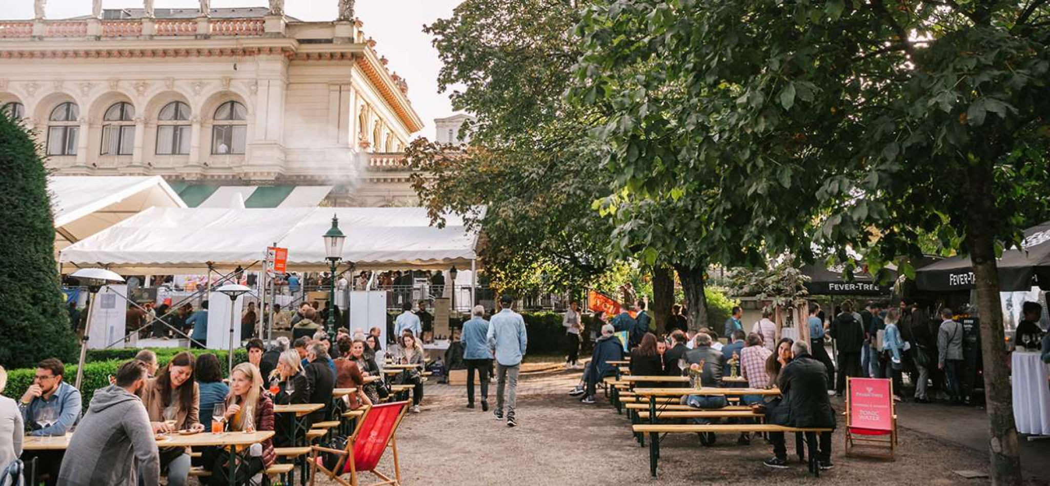 Gemütliches Ambiente im Park vor dem Kursalon