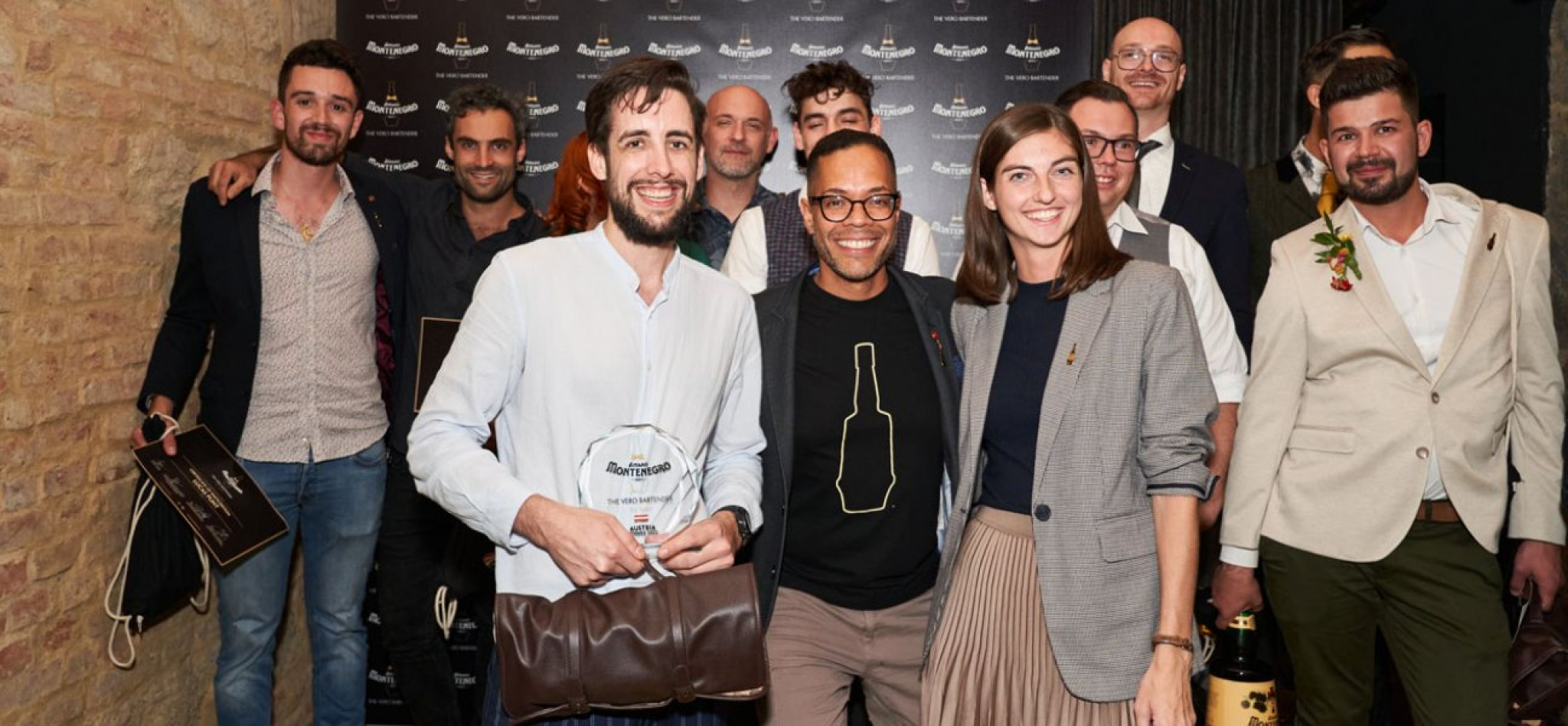 Mike Van Bruggen mit und Julio Pereira, Sonja Murauer und den anderen Finalist*innen / Foto beigestellt